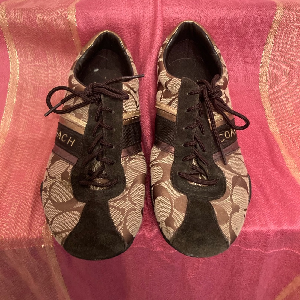 Coach Sneakers•𝙶𝚘𝚕𝚍•𝚂𝚒𝚣𝚎 6•𝙻𝚒𝚔𝚎 𝙽𝚎𝚠